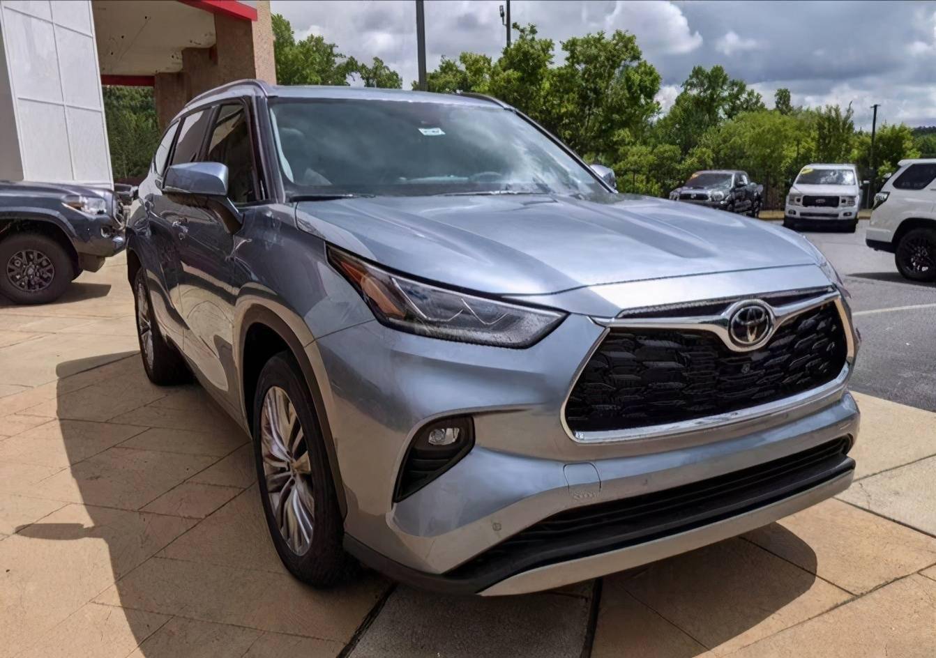 预售2836万丰田7座suv标杆完成升级新款国产汉兰达进店实拍