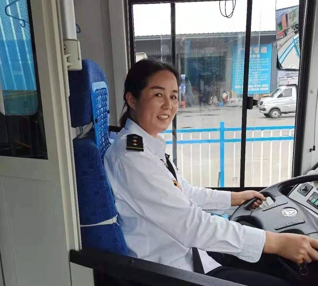 温情公交10路邓美连师傅这一弯腰动作太暖啦