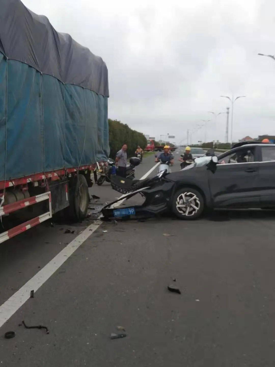 今天早上发生的车祸图片