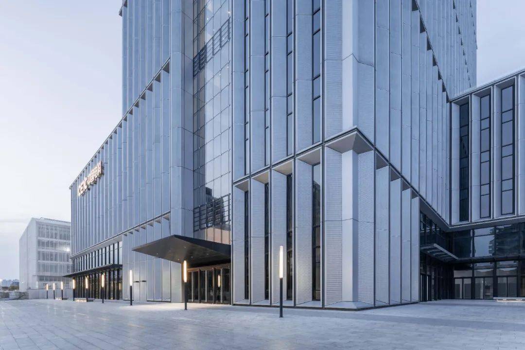 幕墙单元强调纵向线条,并以四层成组做横向划分,更突显建筑的高耸挺拔