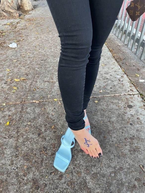 老足控了!昆汀在女影迷脚上为其签名:影迷开心展示