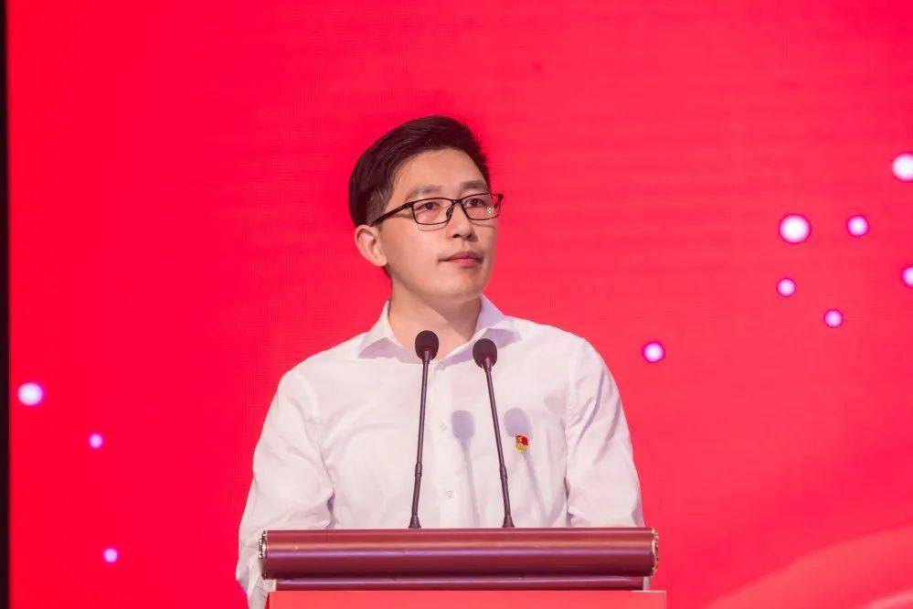 同里镇党委副书记,镇长周佳雨主持活动.