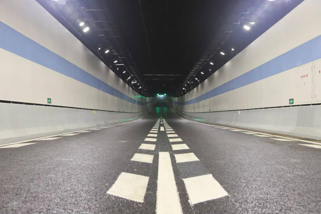 陆翔路隧道图片