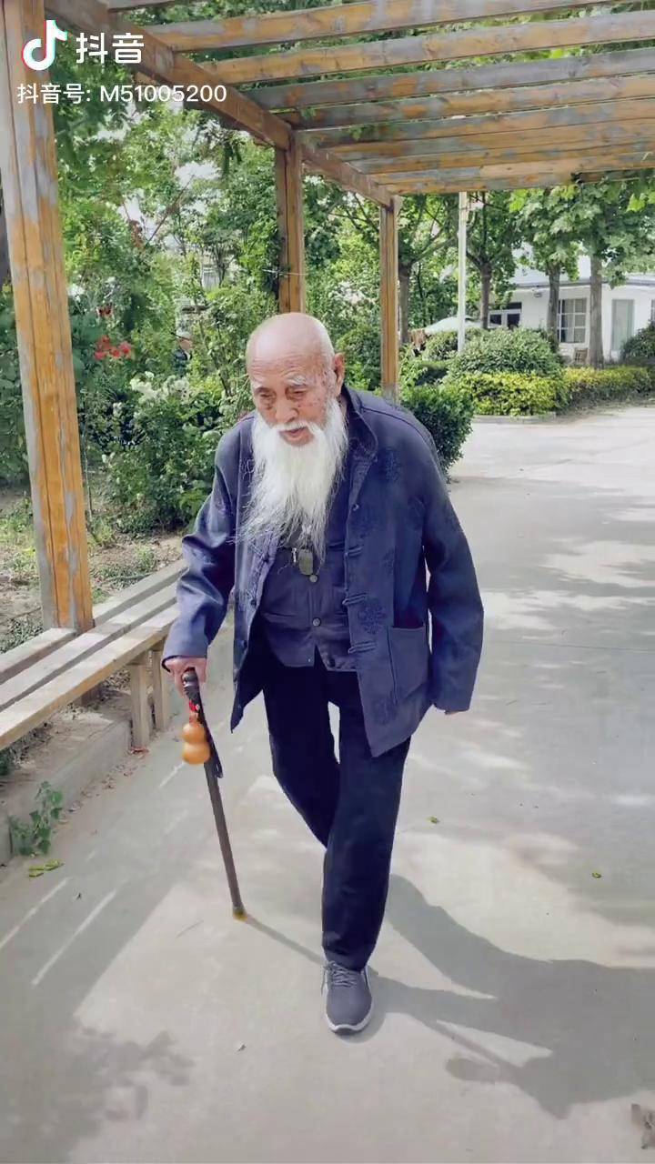 惊呆106岁的神仙爷爷走路比年轻小伙都帅气福寿老仙翁百岁老人帅哥