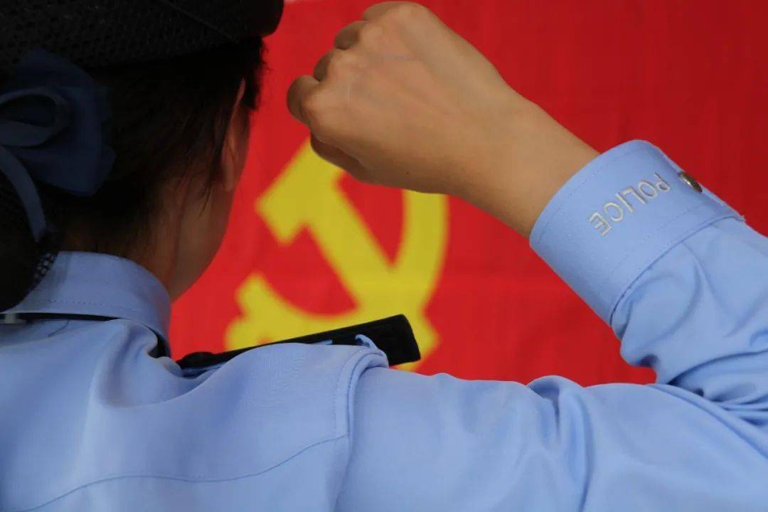 我与党旗合影,一起来打卡吧!