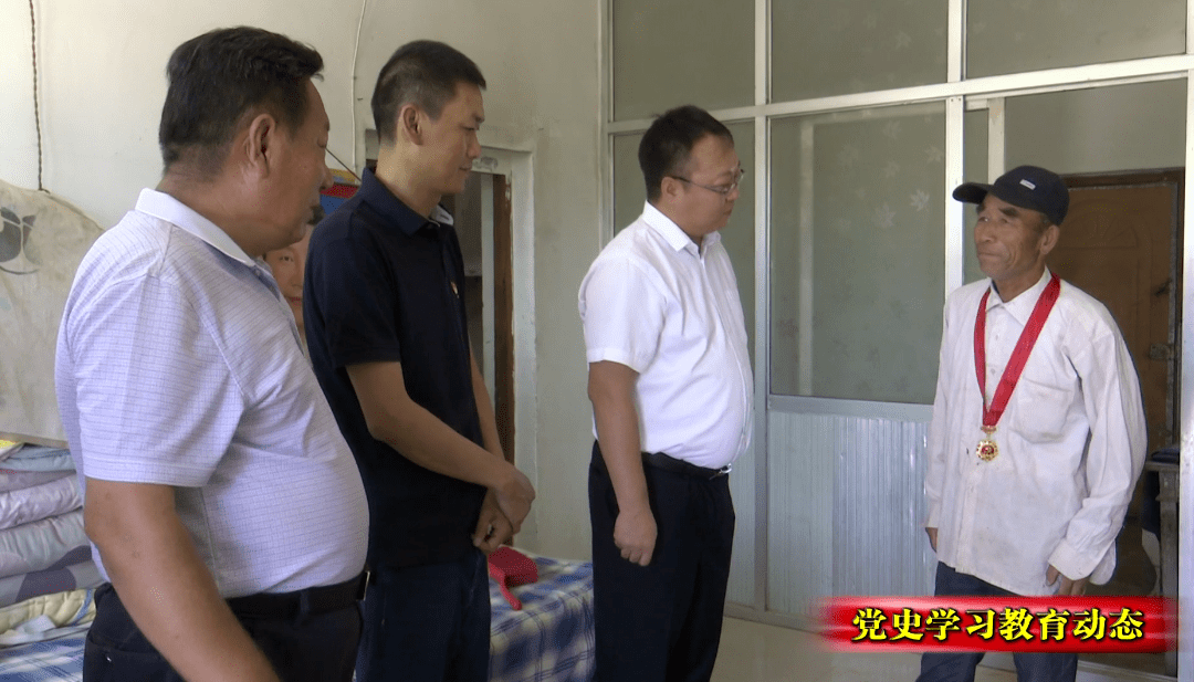 随后,唐剑来到镰刀湾镇老党员张生旺,王清忠,生活困难党员高甜,烈士