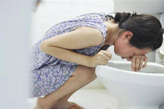 孕妇医院分娩,却被医生做了此事,孕妇大哭,家人知道后跪谢医生