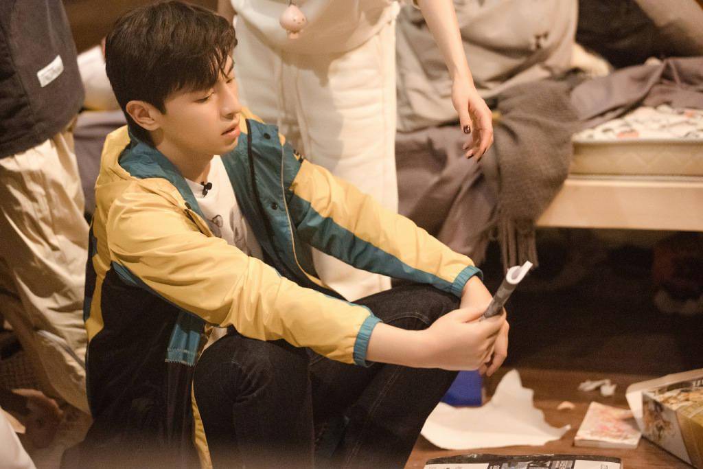 [消息]邓伦《密室大逃脱》剧照公开 一身白t清爽帅气