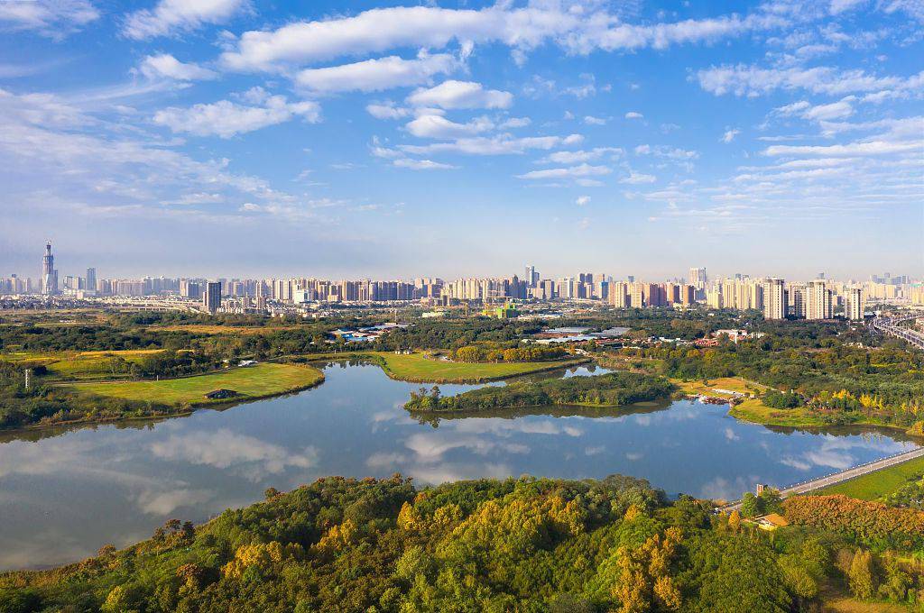 2020年10月21日,四川成都,青龙湖湿地公园全景航拍图(来源:视觉中国)