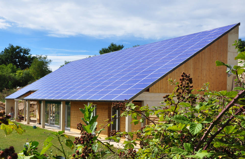 大涨大跌后光伏建筑一体化板块分化,概念股纷纷表态,谁能分一杯羹?