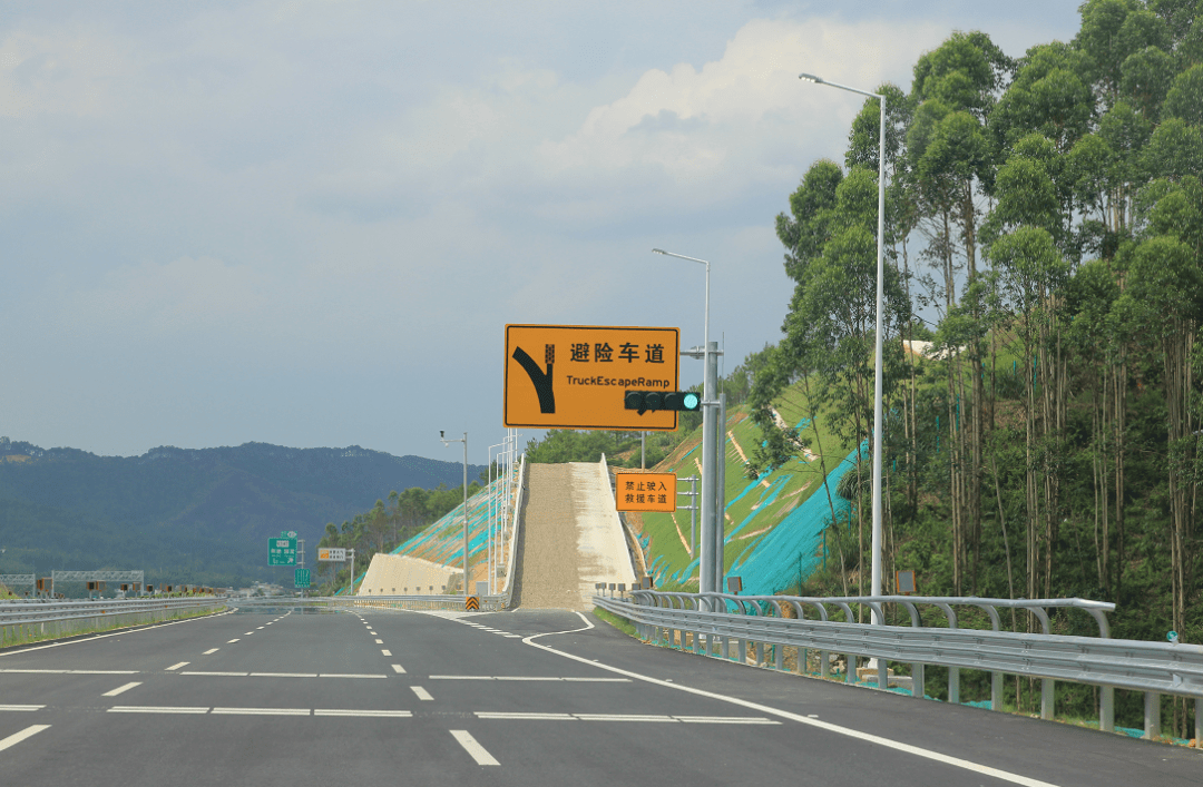 其中松山隧道北行全长7948米,南行全长7970米,是广东省最长的高速公路