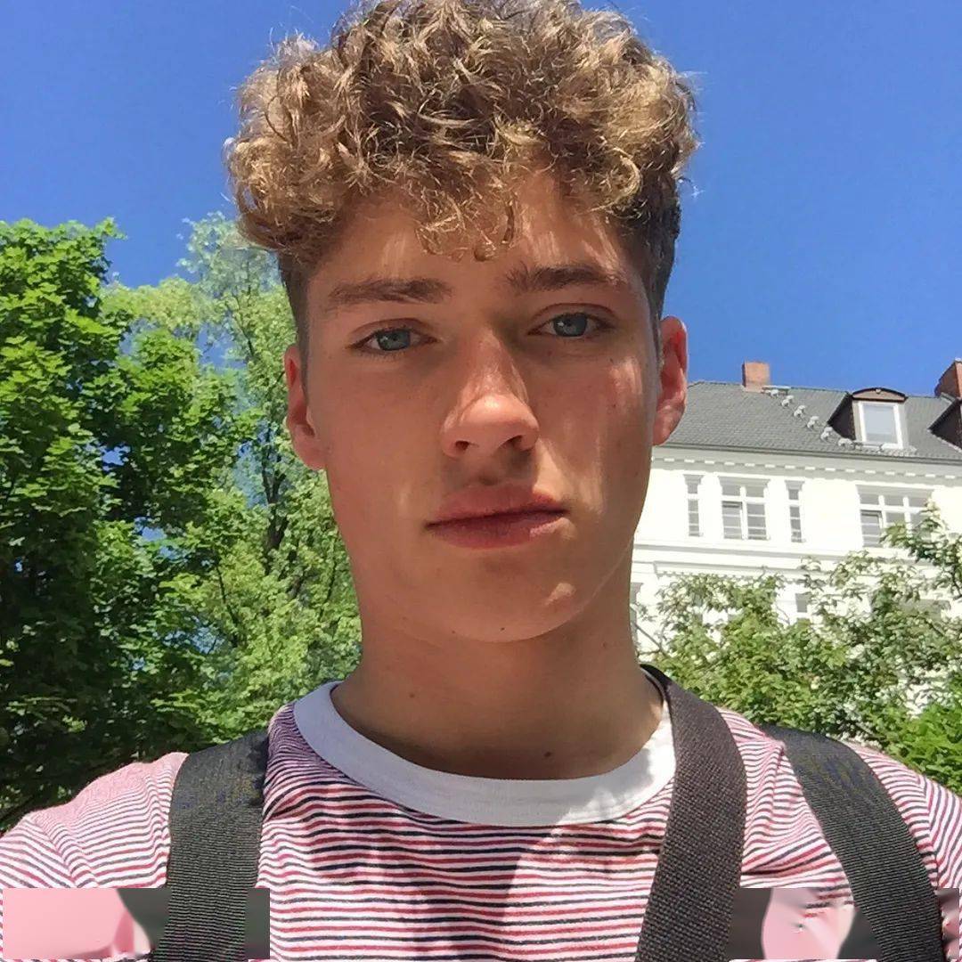 德国男模瓦伦汀增肌成功回归秀场展现大块肌胸肉