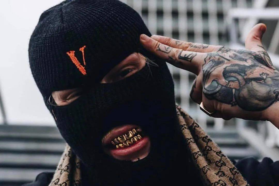 kanyets都在戴的帮派头套究竟是什么来头