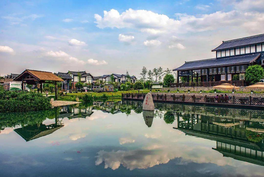 厅多带一中心"的总体布局充分展示彭州山清,水清,风清,政清的蔬乡特色