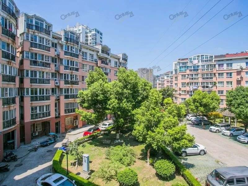 个比较低谷的阶段,大叔以单价8000左右的价格,买下了九洲花园的精装房