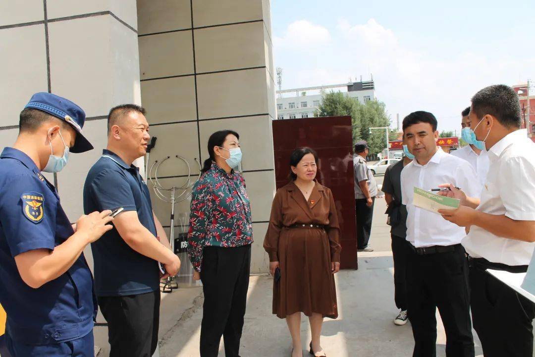安全重于泰山—乌兰浩特市副市长王凤华一行就校园安全工作进行巡视