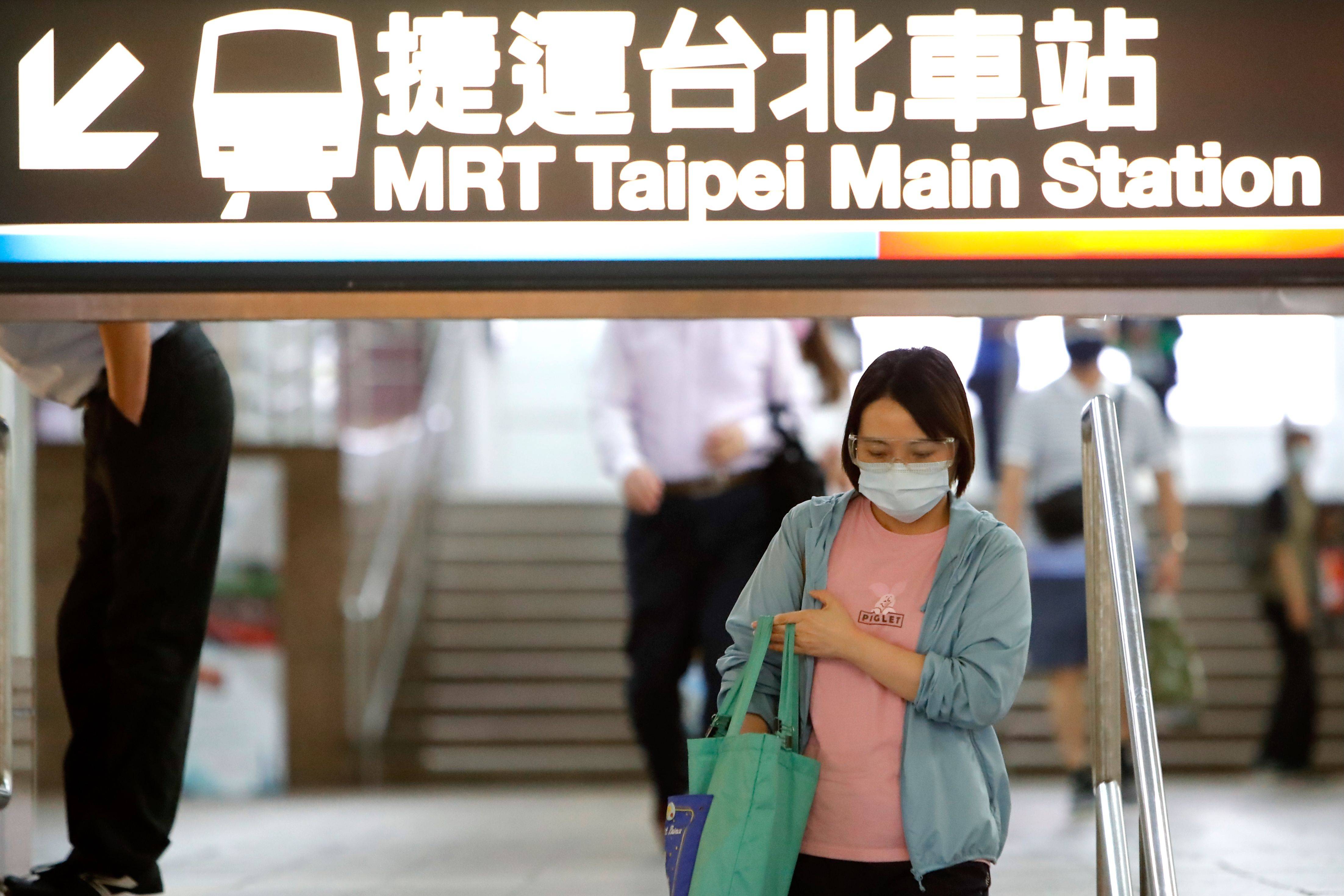台北捷运站内,台北市民口罩,面罩等防疫装备紧戴,图自澎湃影像 返回搜