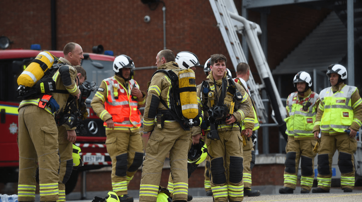 细数伦敦消防局防火服,面料特别显脏,这种设计其实非常科学