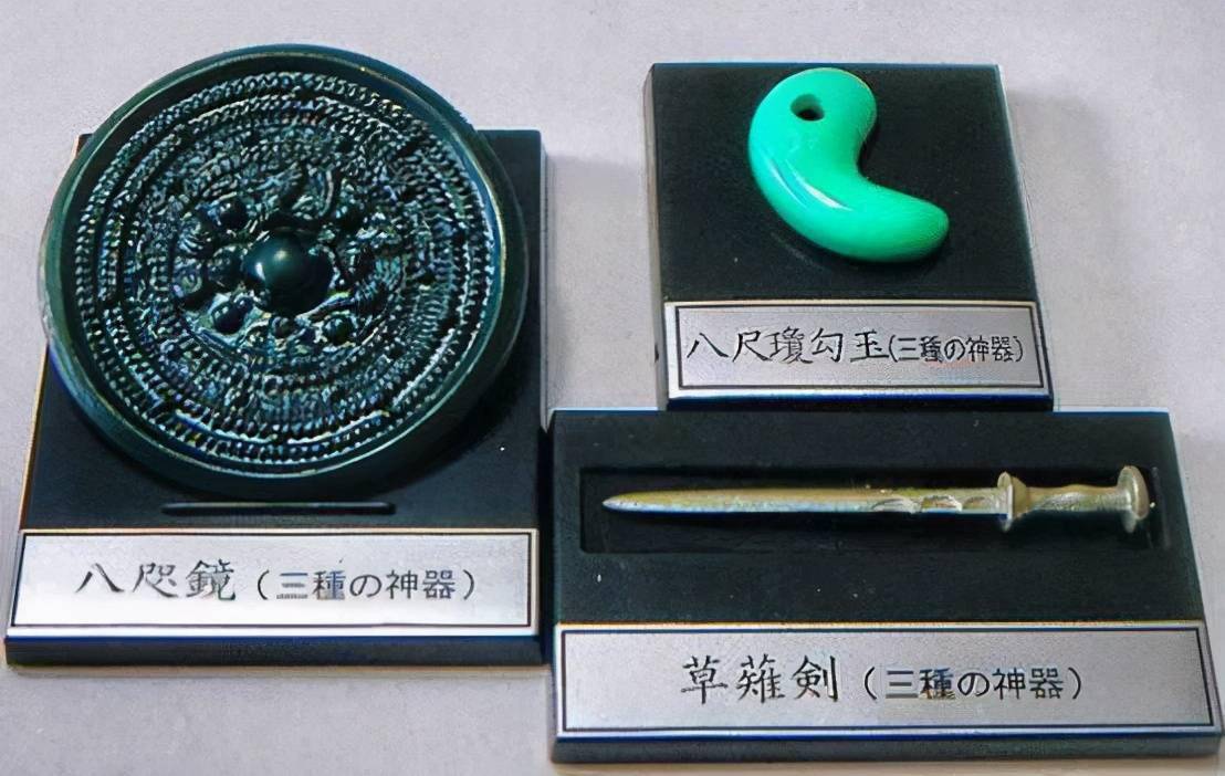 都有一个很重要的仪式,那就是三神器(天丛云剑,八尺琼勾玉,八咫镜)的