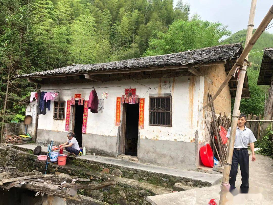 贫困户李群成掩饰不住内心的喜悦:"想不到有生之年还能住那么好的房子