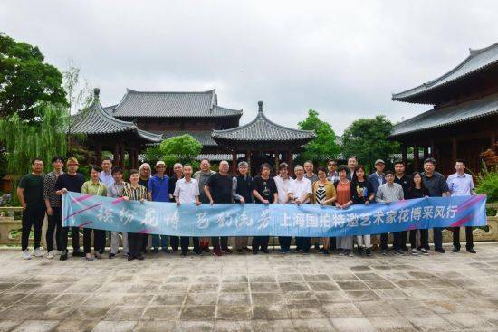 走进花博会这群艺术家纷纷提笔即兴创作……