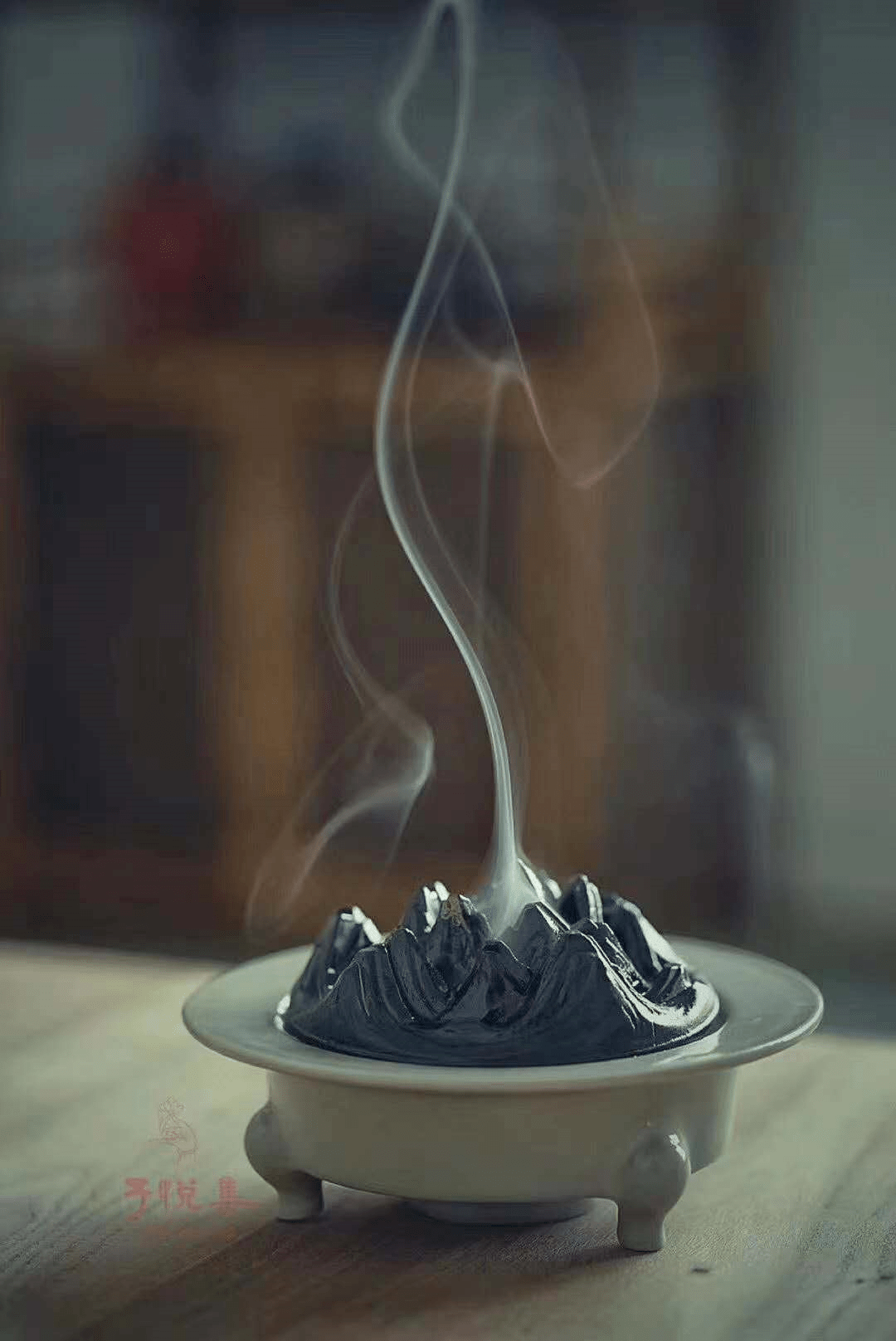 尽日窗间更无事唯烧一炷降真香