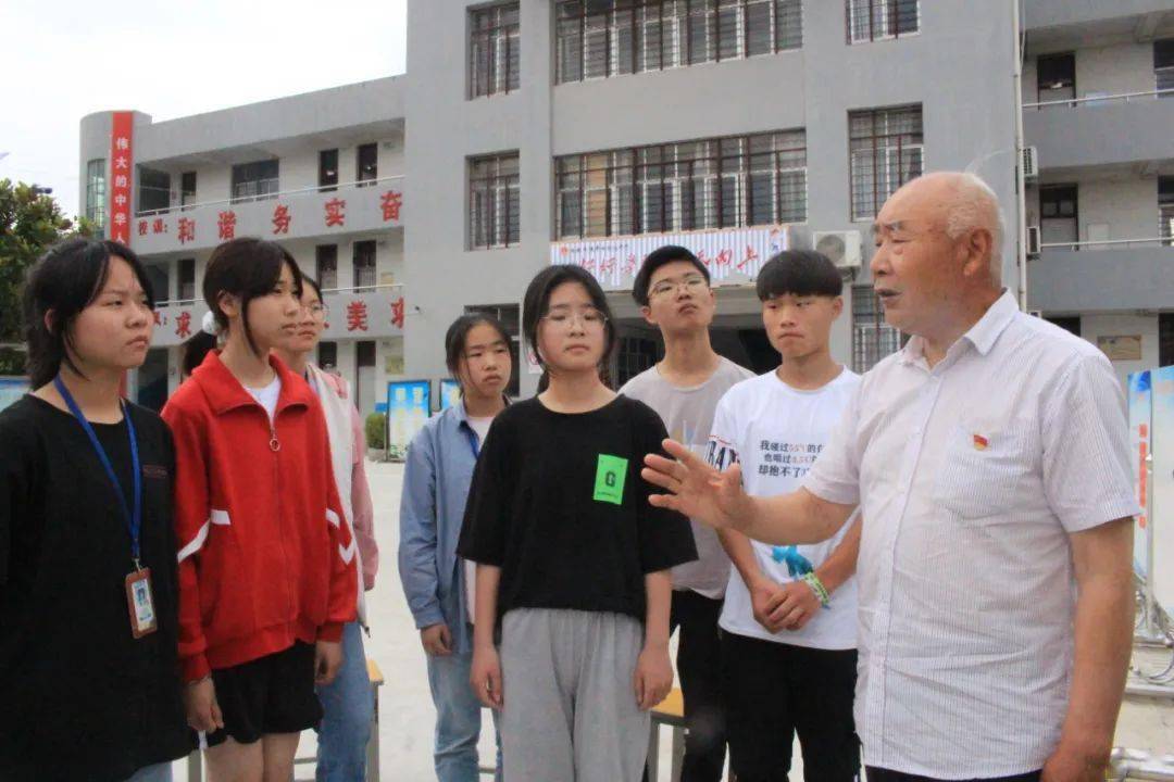 西安丰镇为扬州,淮安,盐城三市的接合部,河网密布,美丽的绿草荡让这里