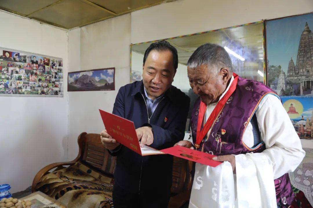 州委书记张晓军七一前慰问老党员