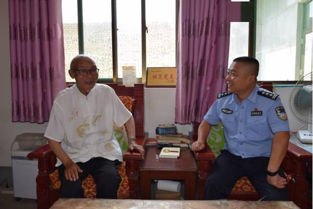 公安局党委书记,局长王辉来到蒲城县高阳镇,慰问离休老干部安金斗,向