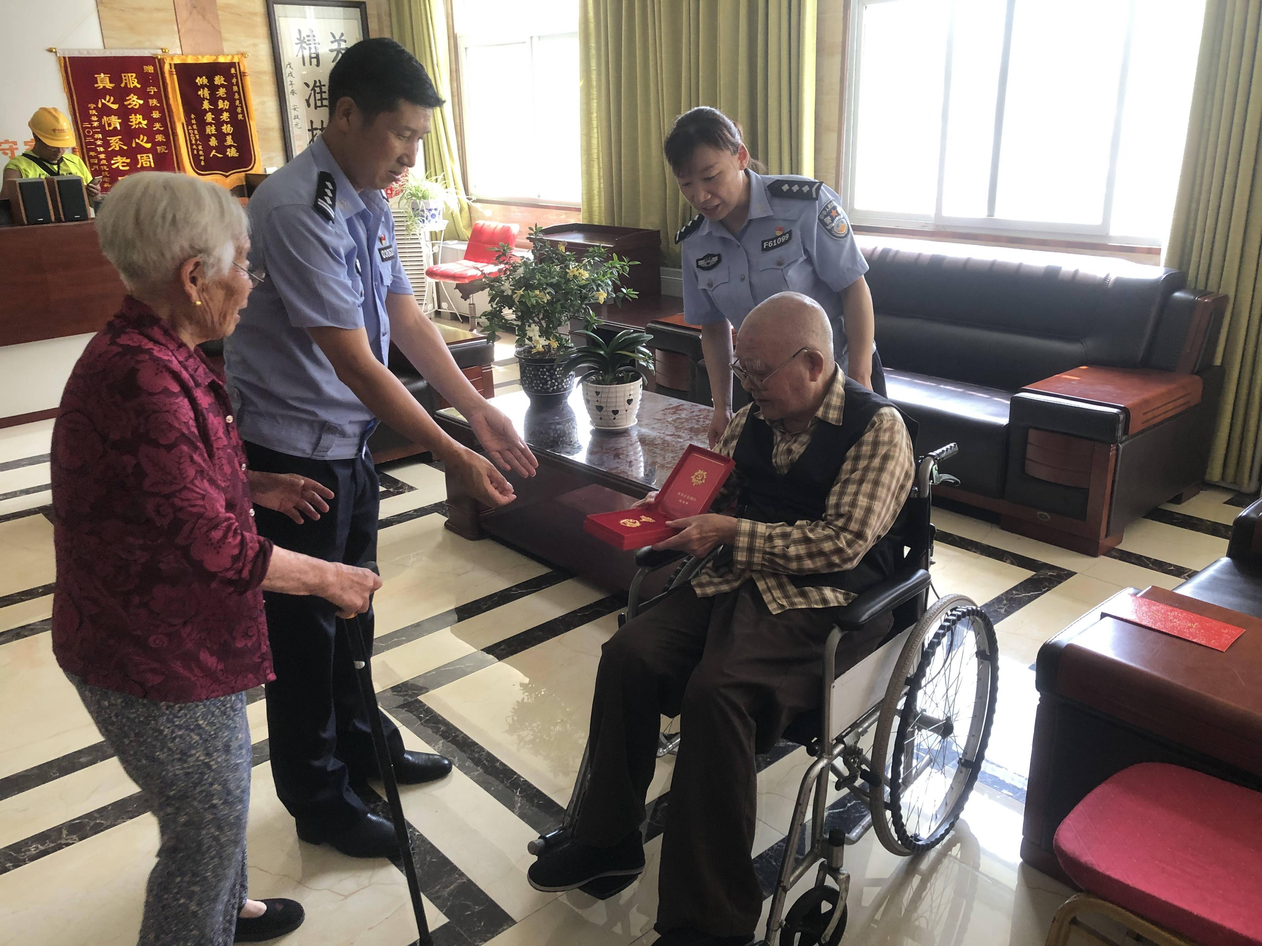 宁陕交警大队:走访慰问"光荣在党50年"和生活困难退休党员民警_徐志刚