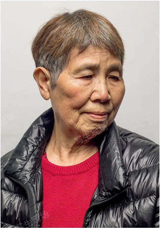 写生现场肖像照片在形体饱满程度和黑白灰层级关系上做了加强光影关系