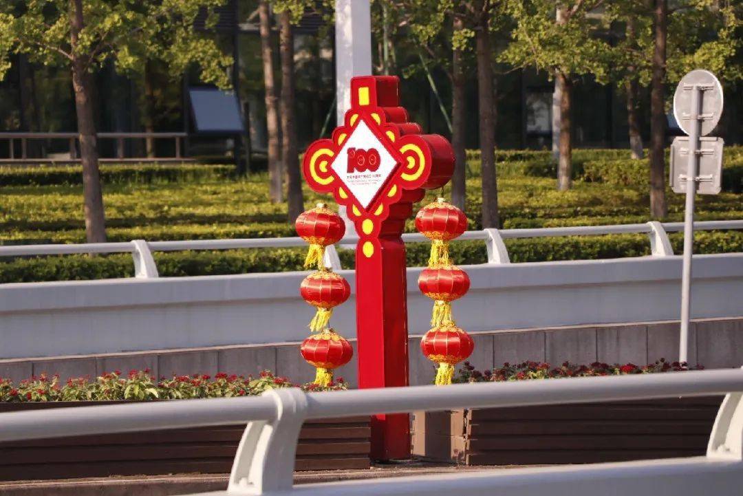 宁穿路隧道和江澄路隧道完成了"中国结"及飘带布置,为城市增添了靓丽