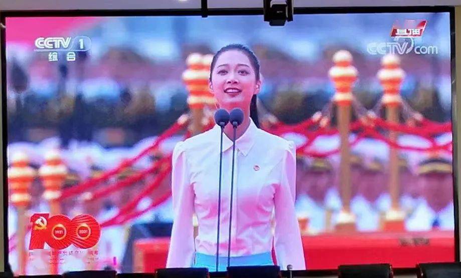 今天在天安门广场领诵的共青团代表是海盐姑娘!她的父亲这样说