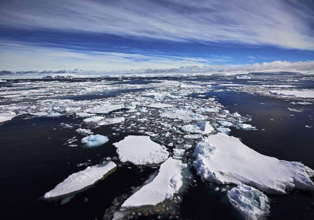 南极又出事卫星拍到南极出现一个巨坑事实证明人类需重视了