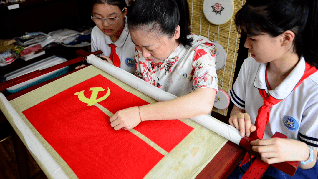 同心向党共绣党旗上海百校师生在共绣党旗中创新红色教育方式