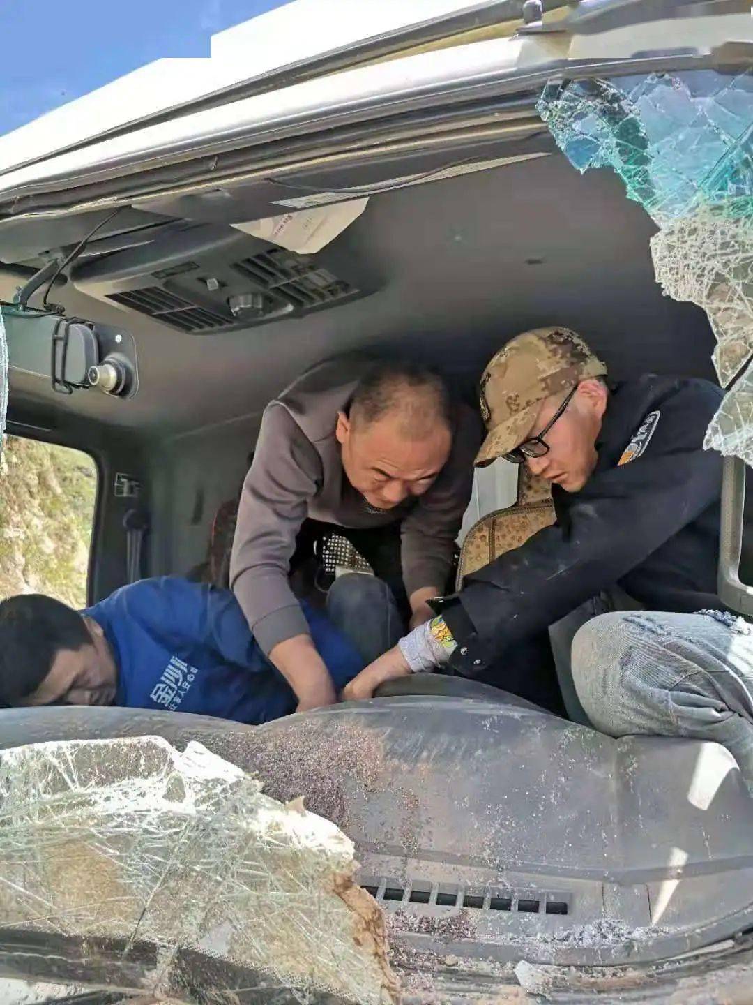 平凉一地发生一起车祸交警紧急营救