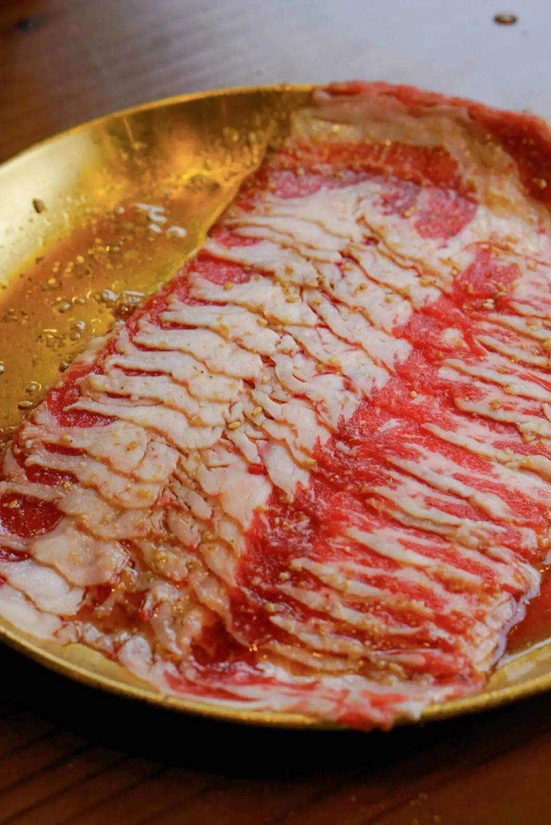 肥瘦相宜,新鲜现切的牛五花肉叫人迫不及待的想要品尝浇汁的做法让