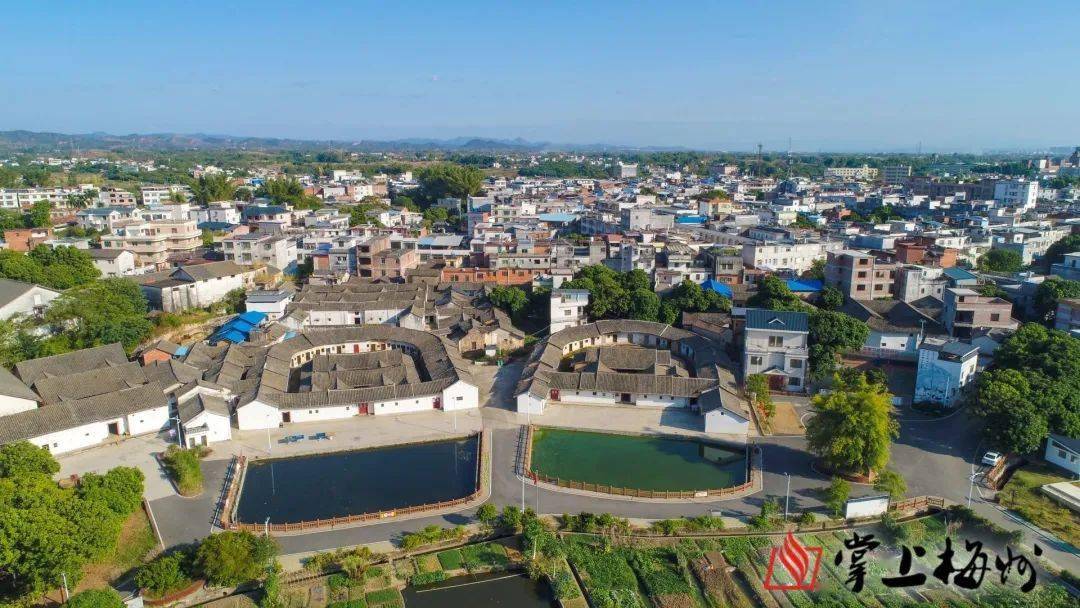 (受访者供图)在龙田镇曲塘村,曾经多年坑洼不平的村道变成了如今的