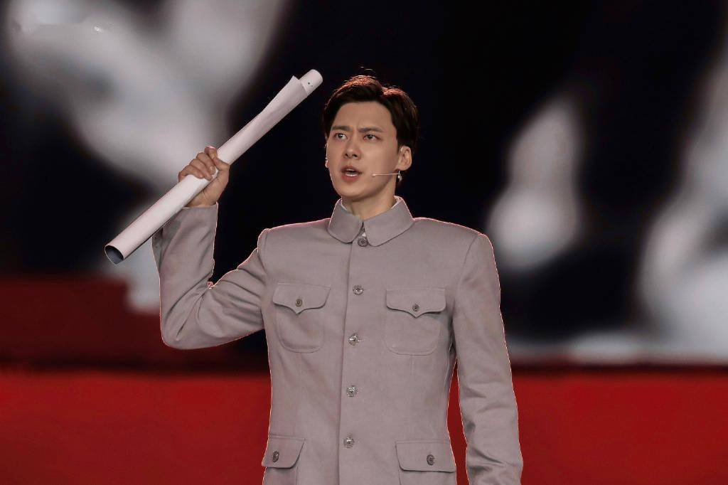 伟大征程七一文艺汇演播出李易峰字正腔圆一身正气致敬革命先辈