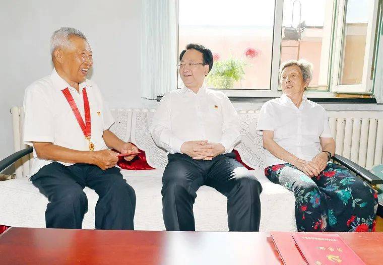 景俊海走访慰问老党员老同志和烈士家属