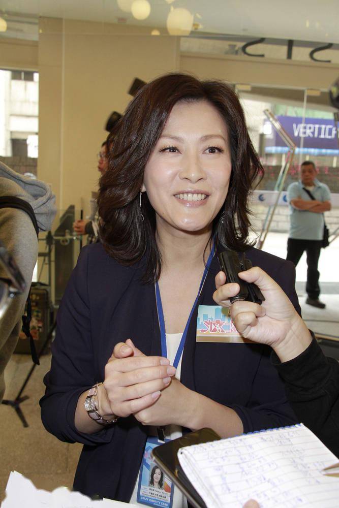 51岁"知性女神"陈慧珊做内地培训机构英文老师,网友:想去上课