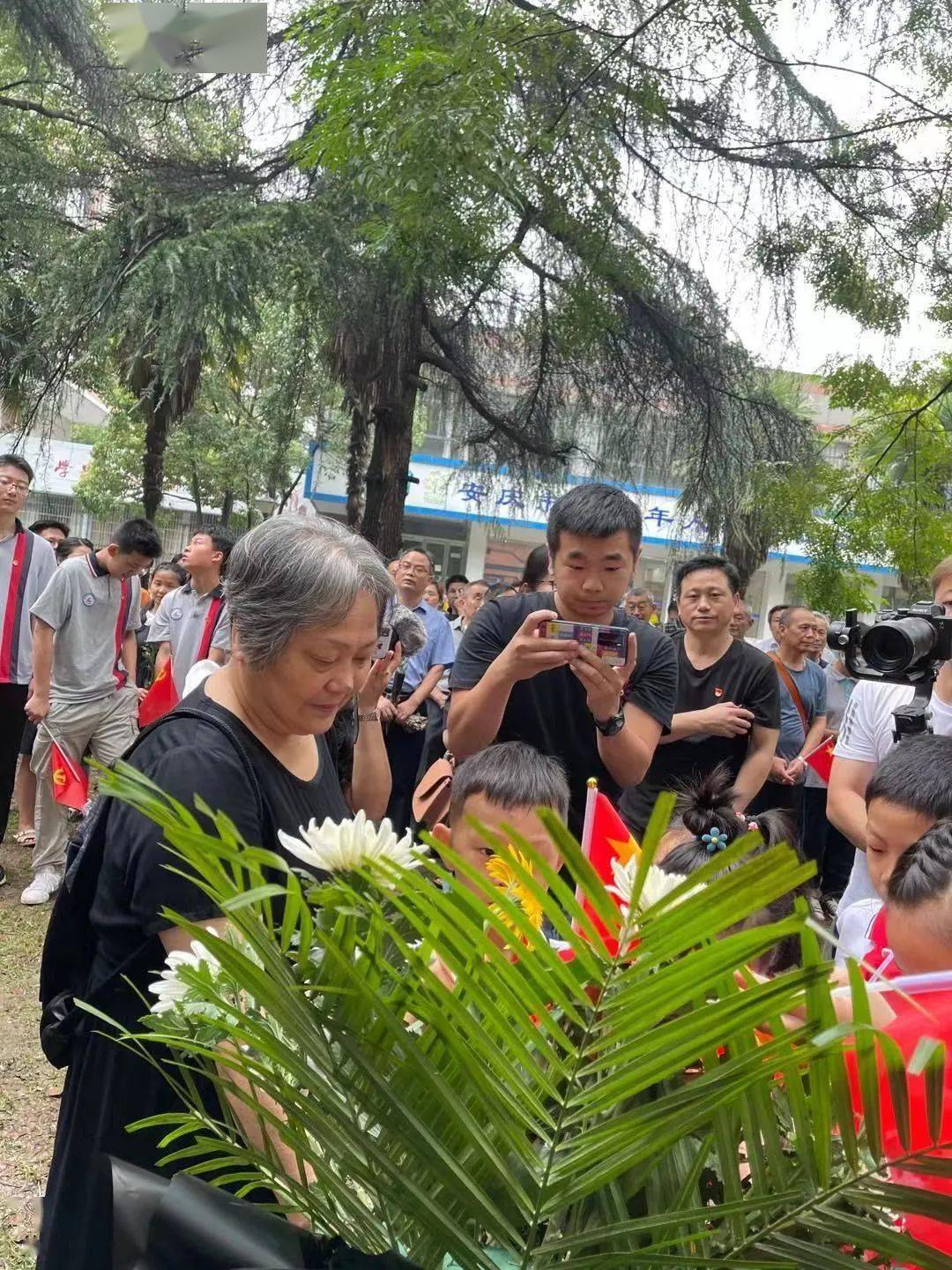 安庆,陈延年烈士的侄女陈长璞,与群众一起献花祭奠合肥,延乔路路牌.