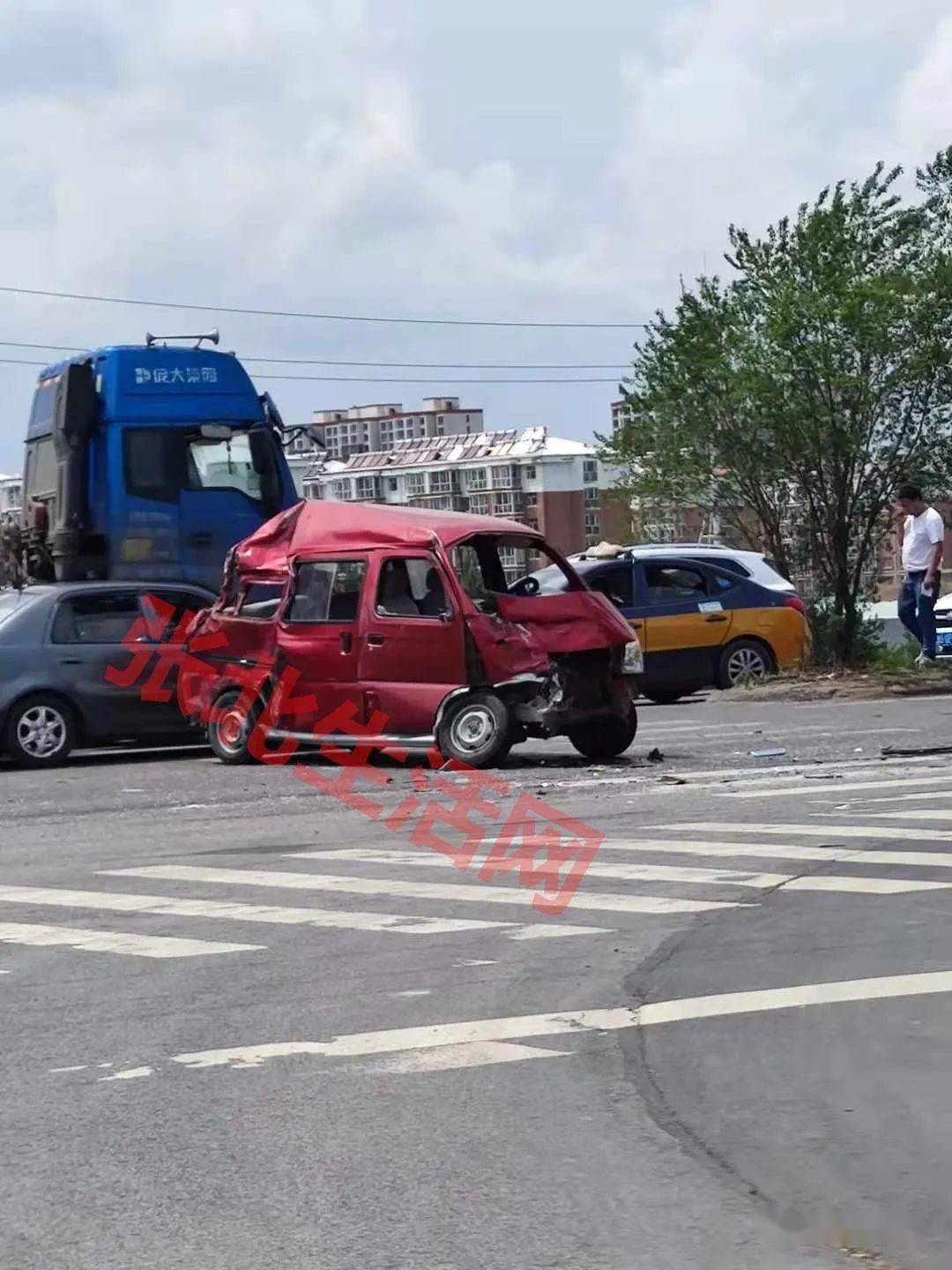 张北万人社区红路灯路口大货车与面包车发生碰撞面包车严重变形