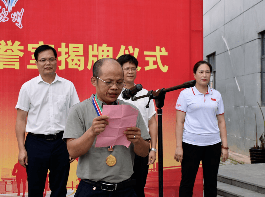 局长罗滨致辞▲市人民政府副市长苏英权(左二),市文化广电体育旅游局