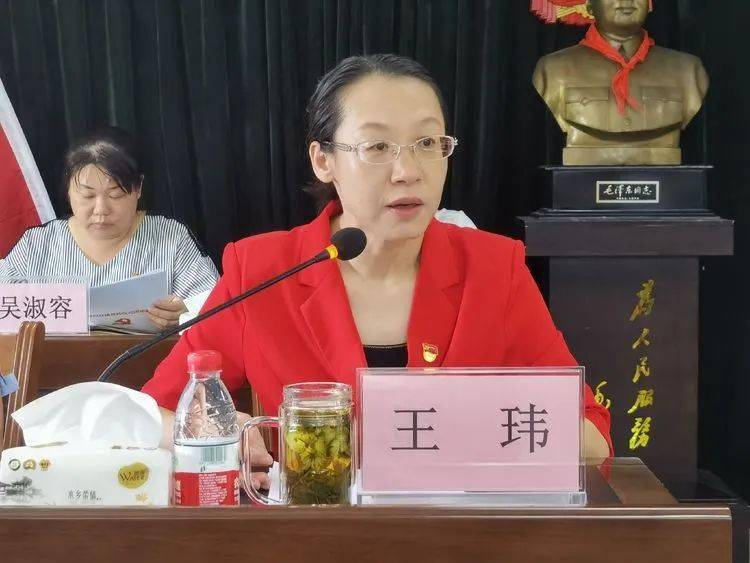 仪式上,和庆镇党委书记王玮,儋州市农村信用合作联社党委书记,理事长