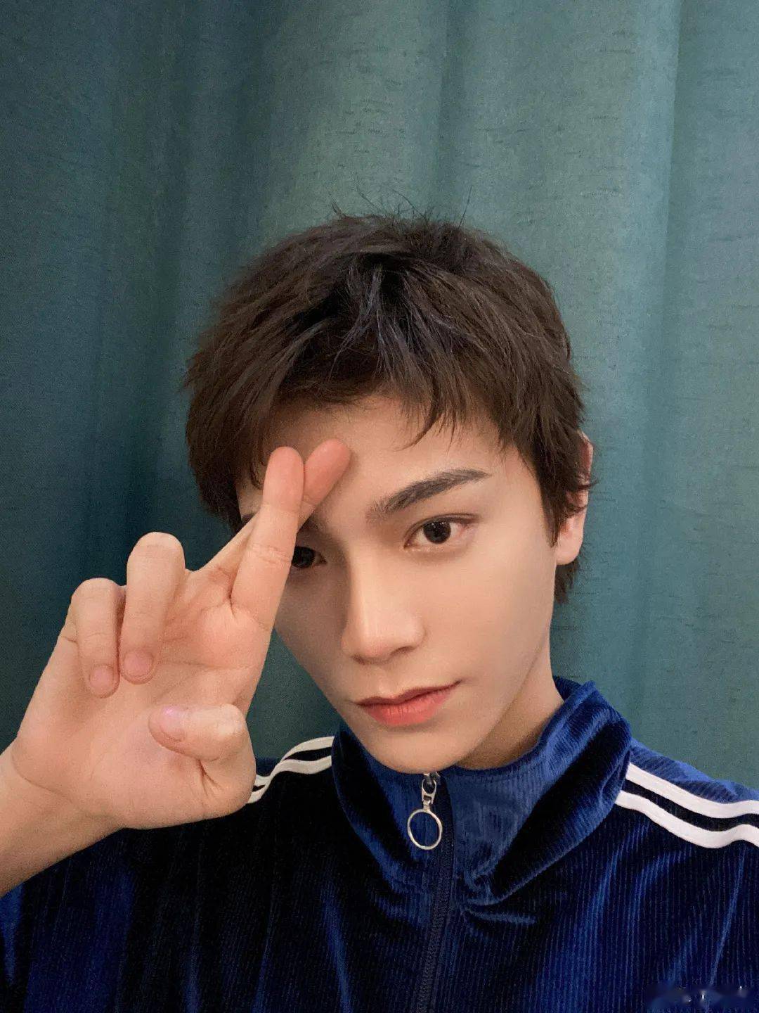 哈哈哈哈巨蟹座的男明星们都是潜在的谐星吗,在线求助也太可爱了,"