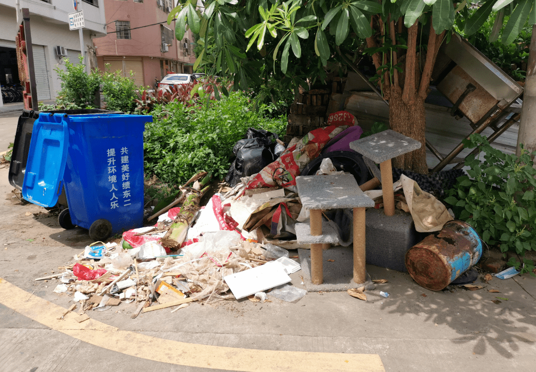 【曝光台】垃圾不按规定投放 空地垃圾杂物堆积