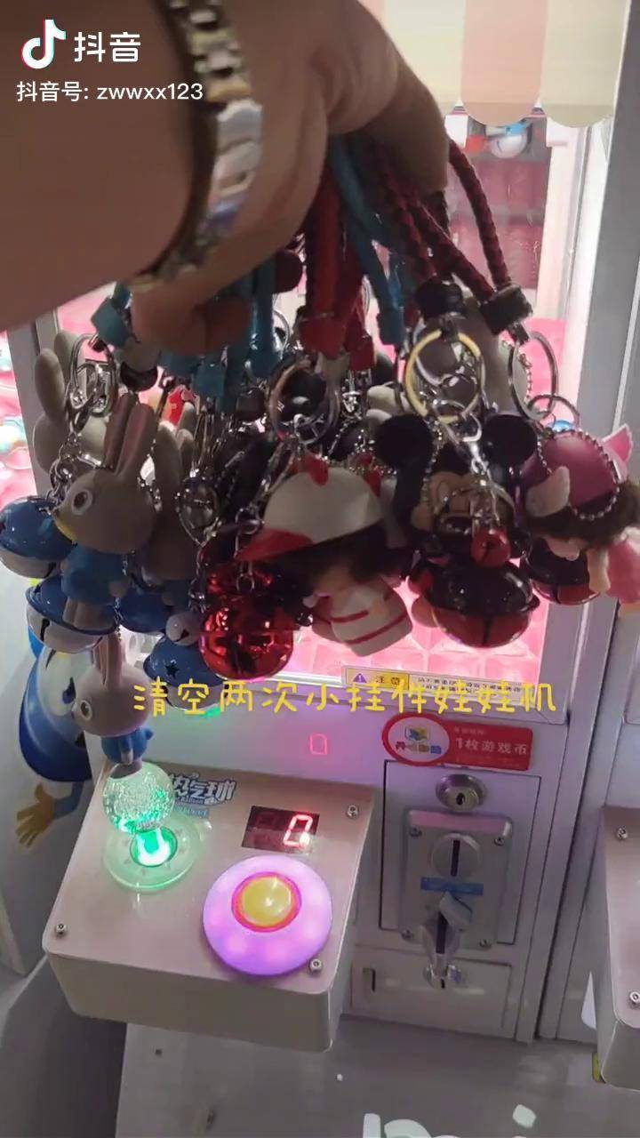 清空两次钥匙扣娃娃机今天运气很奈斯不敢抓太多不然没处放抓娃娃抓
