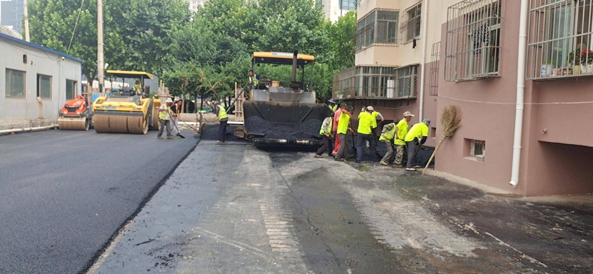 結合居民實際訴求,對小區的地下管線,道路及停車位,綠化,公共照明