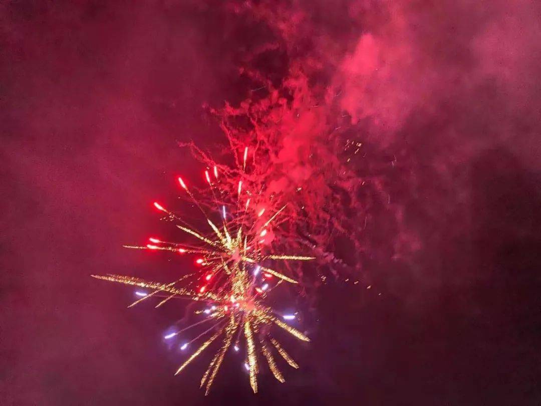 将唤醒沉睡的洒脱,嚣张,青春荷尔蒙,领队会分发荧光棒和牛角灯,参与